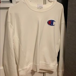 White champion long sleeve pullover with logo.